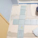 Полагане на плочки на пода в банята и тоалетната