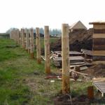 Как да инсталирате (поставете) дървен стълб за ограда