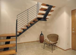 लकड़ी, धातु या कंक्रीट से बनी सीढ़ी स्ट्रिंगर इसे स्वयं करें